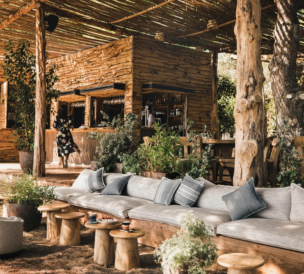 Terraza del restaurante Bosque entre pinos, entre Benicàssim y Oropesa del Mar.