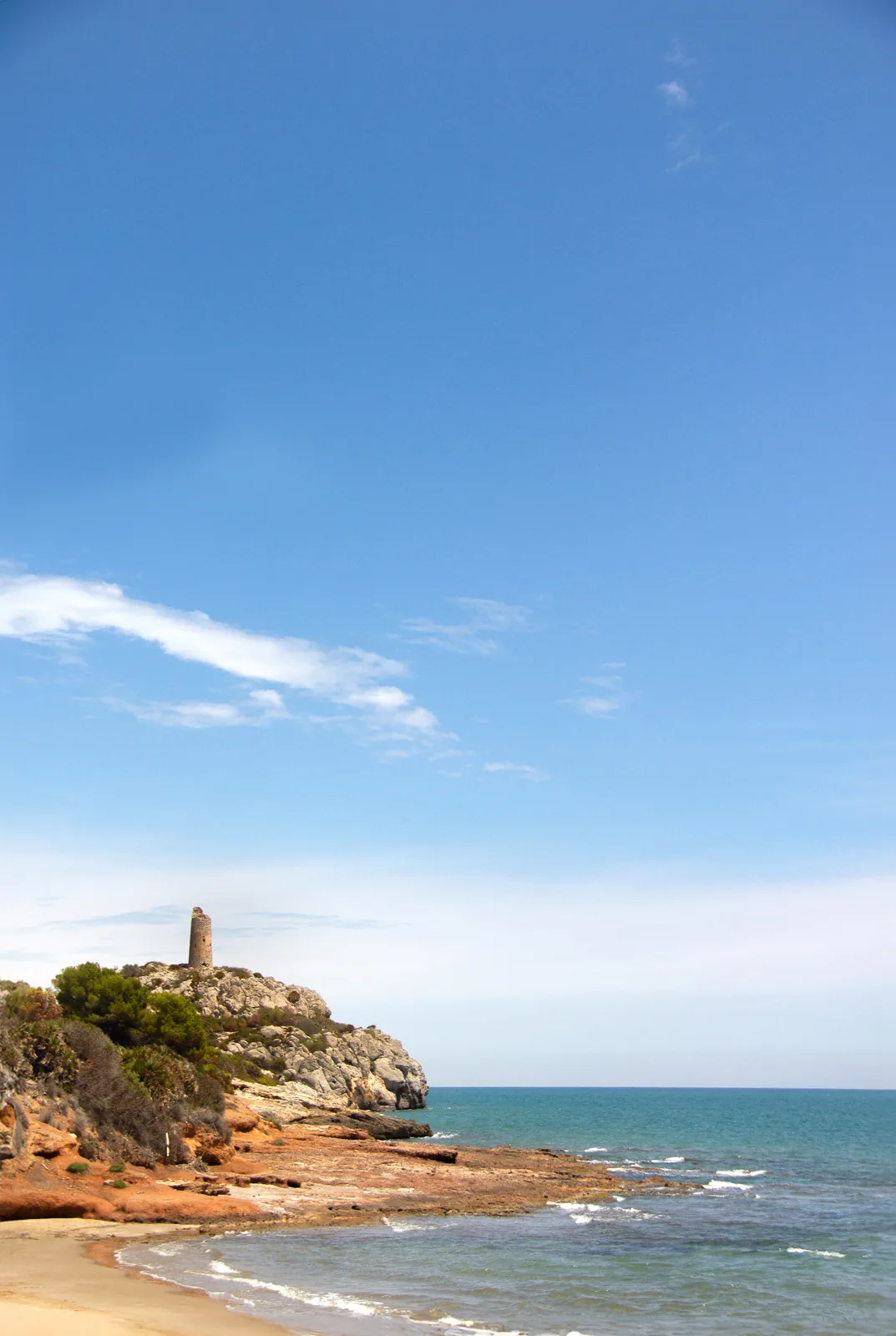 Vistas al mar y a la Torre de la Colomera desde la terraza de Bosque